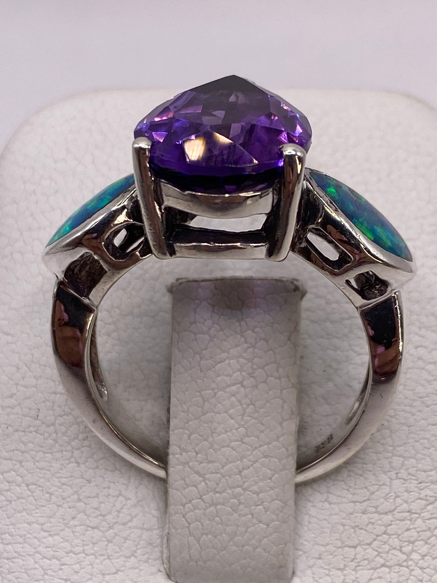 Anillo de plata ópalo de fuego púrpura con laterales verdes, vista superior frontal
