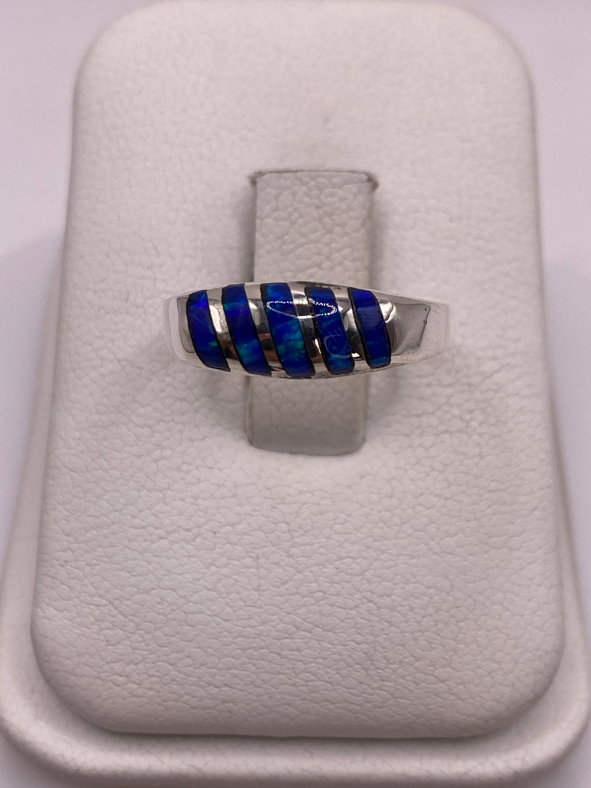 Anillo de plata con ópalo de fuego azul en talla 7, vista frontal sobre fondo blanco