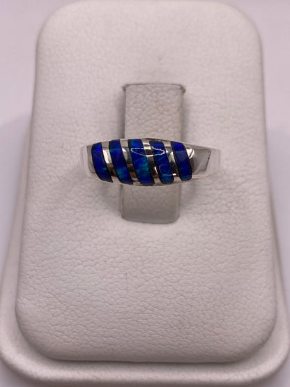 Anillo de plata con ópalo de fuego azul en talla 7, vista frontal sobre fondo blanco