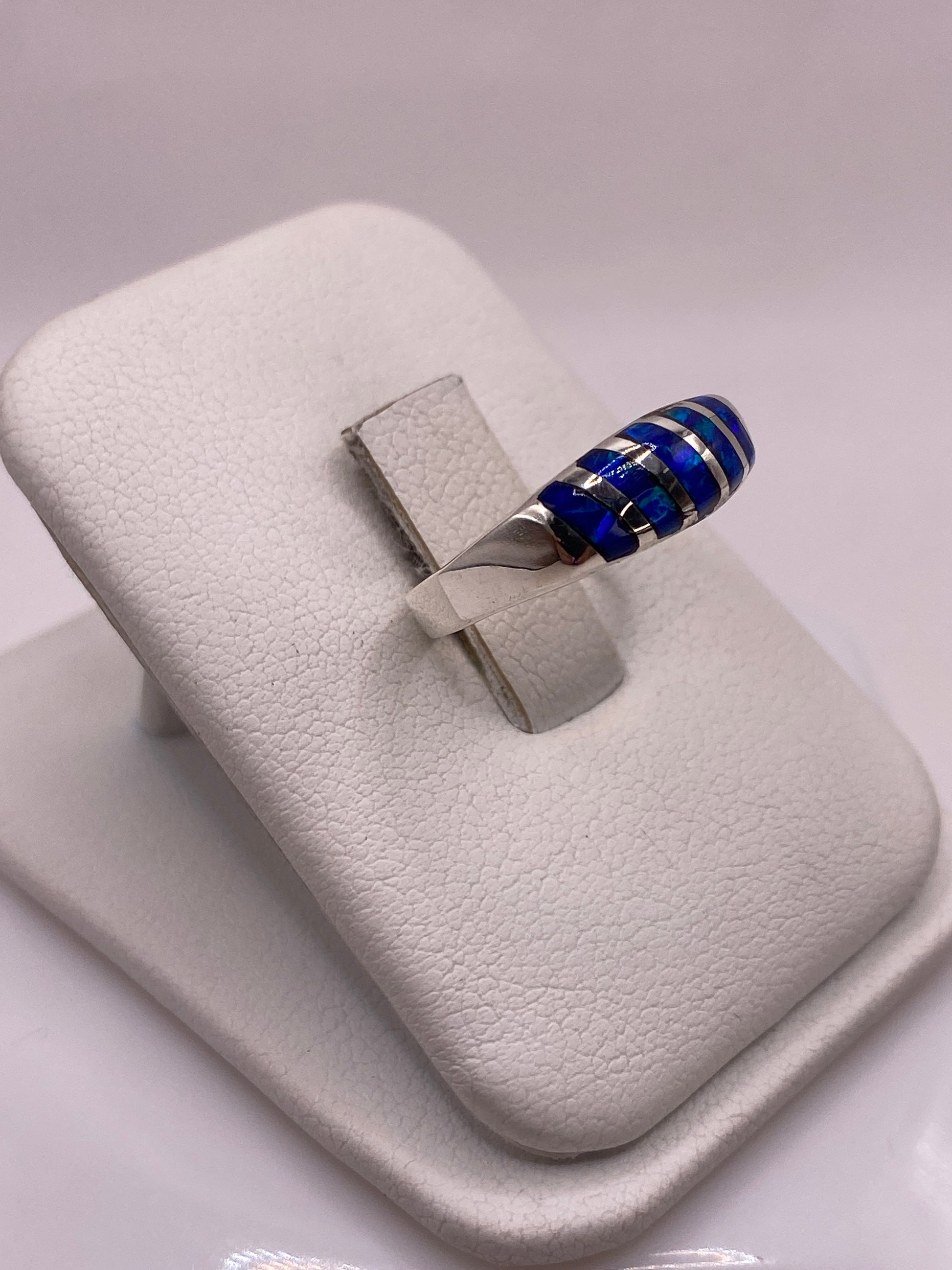 Anillo minimalista de plata .925 con ópalo azul, detalle lateral mostrando el engaste