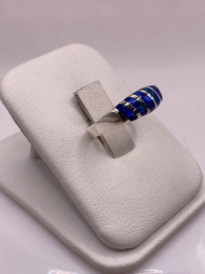 Anillo minimalista de plata .925 con ópalo azul, detalle lateral mostrando el engaste