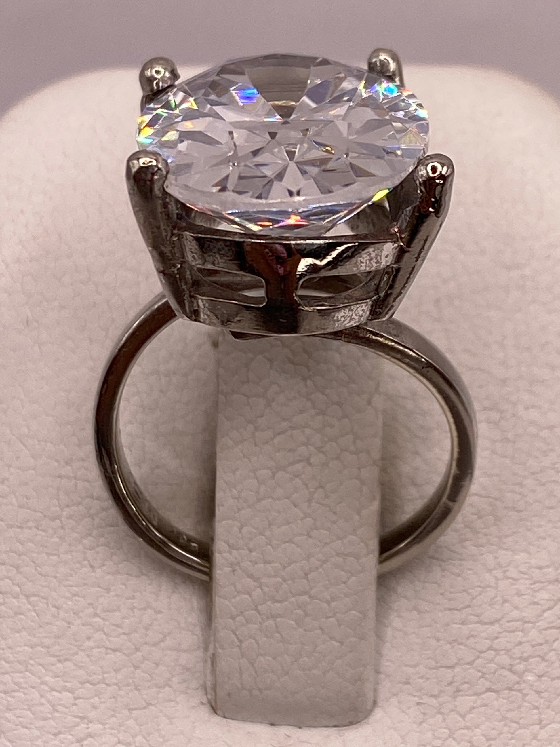 Anillo de plata solitario con circonia cristalina grande en la mano de una mujer