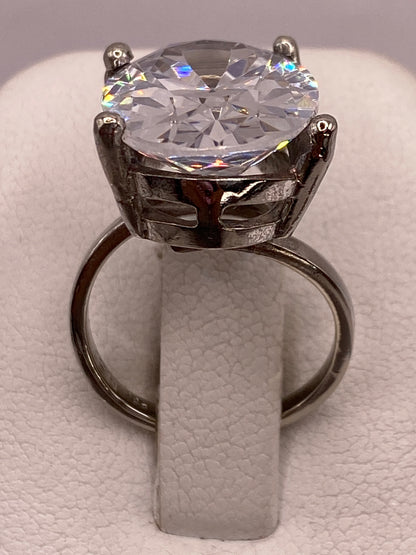 Anillo de plata solitario con circonia cristalina grande en la mano de una mujer
