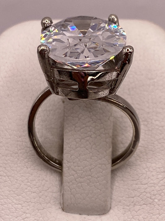 Anillo de plata solitario con circonia cristalina grande en la mano de una mujer