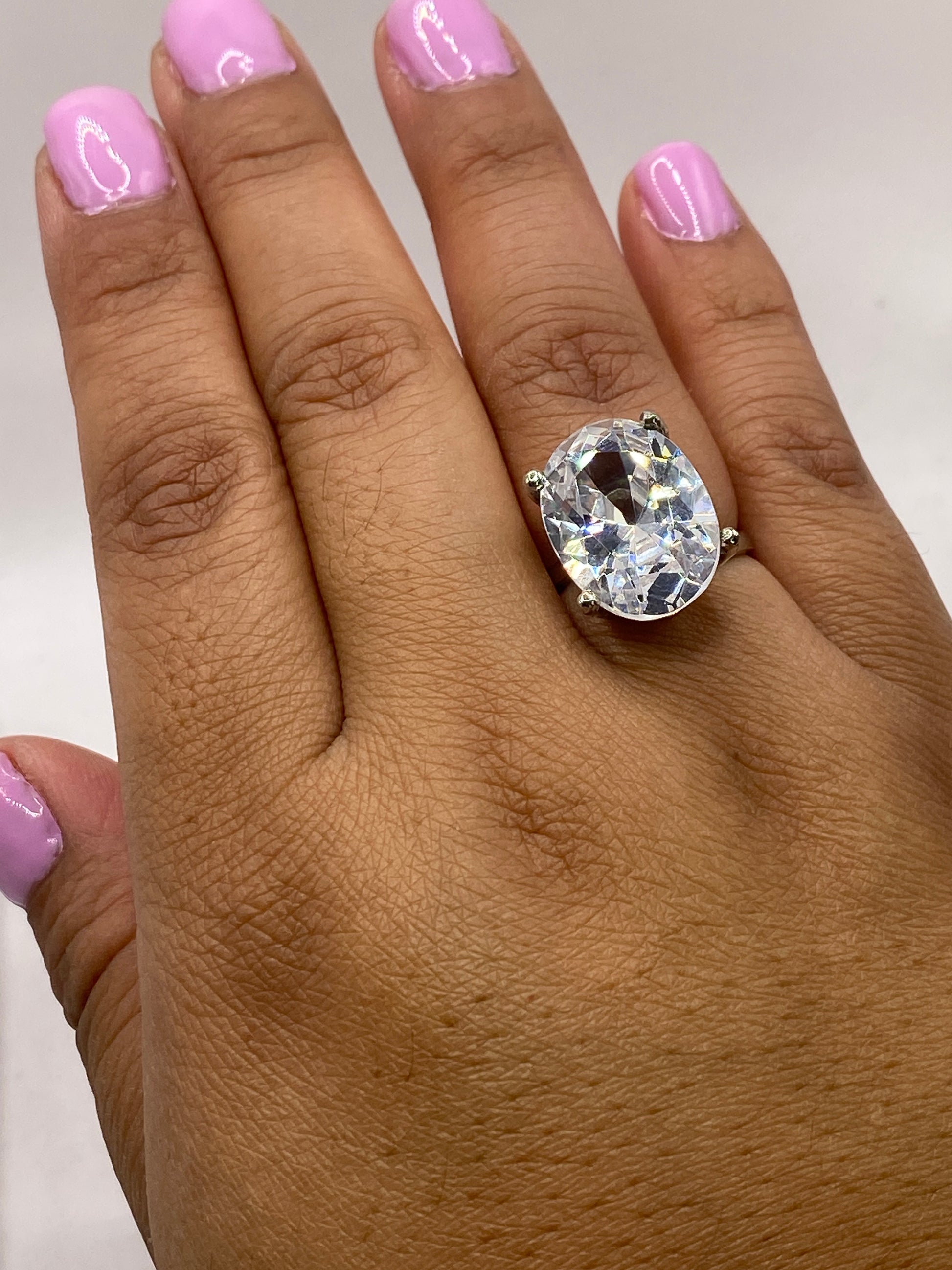 Anillo solitario en su estuche azul mostrando el peso de 7.7 gramos en la balanza