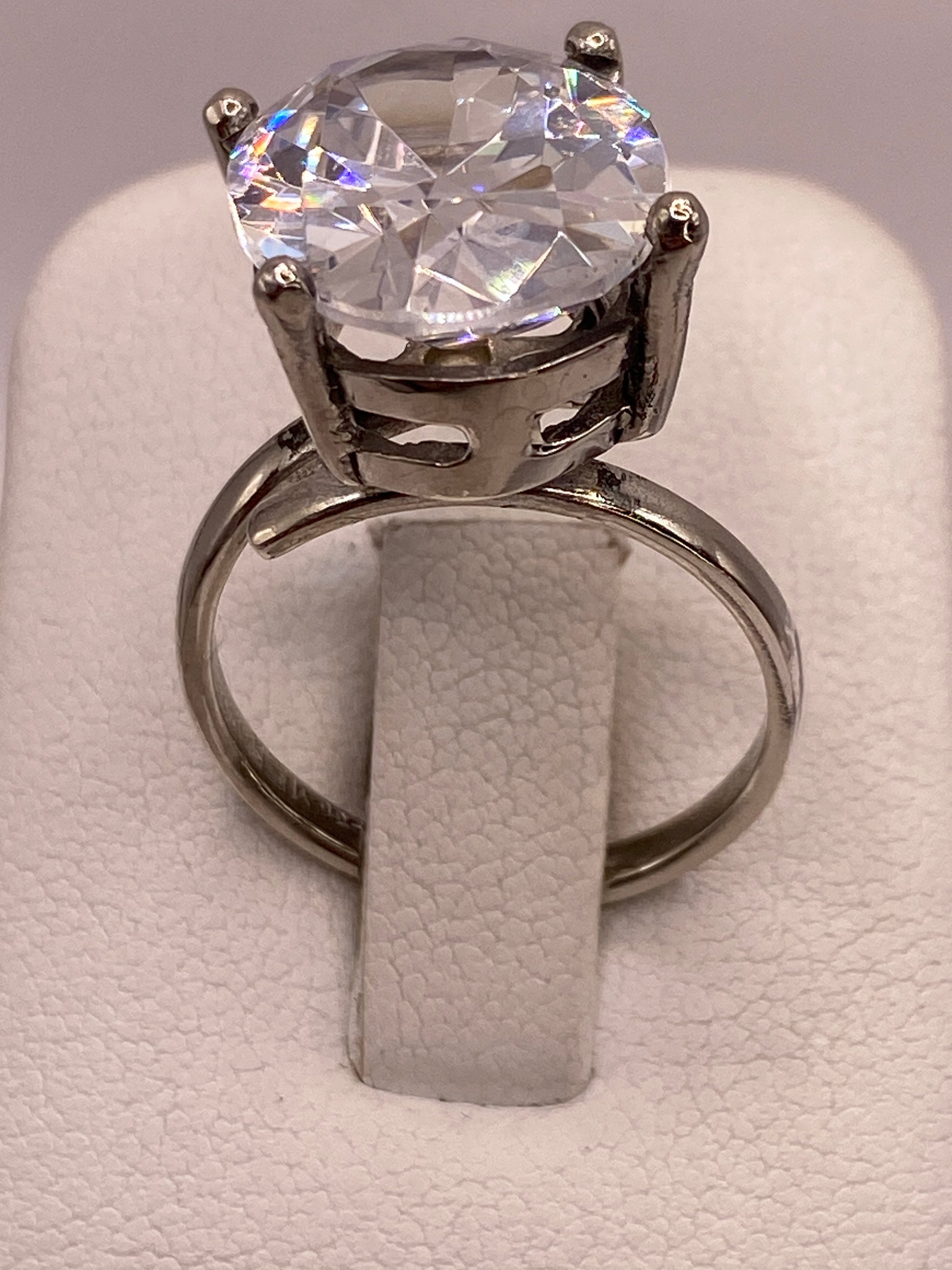 Anillo solitario de plata con circonia blanca cristalina de frente, mostrando el brillo tipo diamante