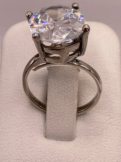 Anillo solitario de plata con circonia blanca cristalina de frente, mostrando el brillo tipo diamante