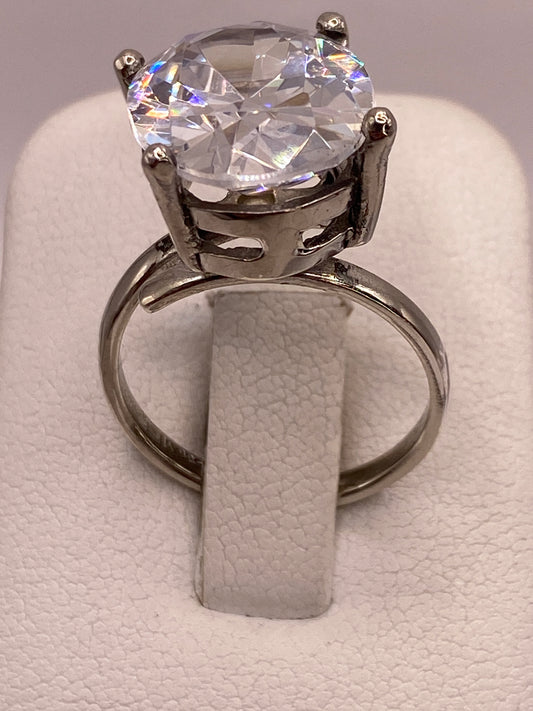 Anillo solitario de plata con circonia blanca cristalina de frente, mostrando el brillo tipo diamante
