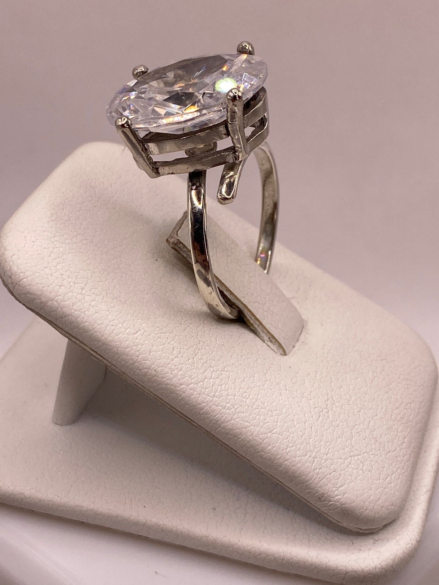 Vista lateral del anillo ajustable de plata .925 en la mano de una mujer