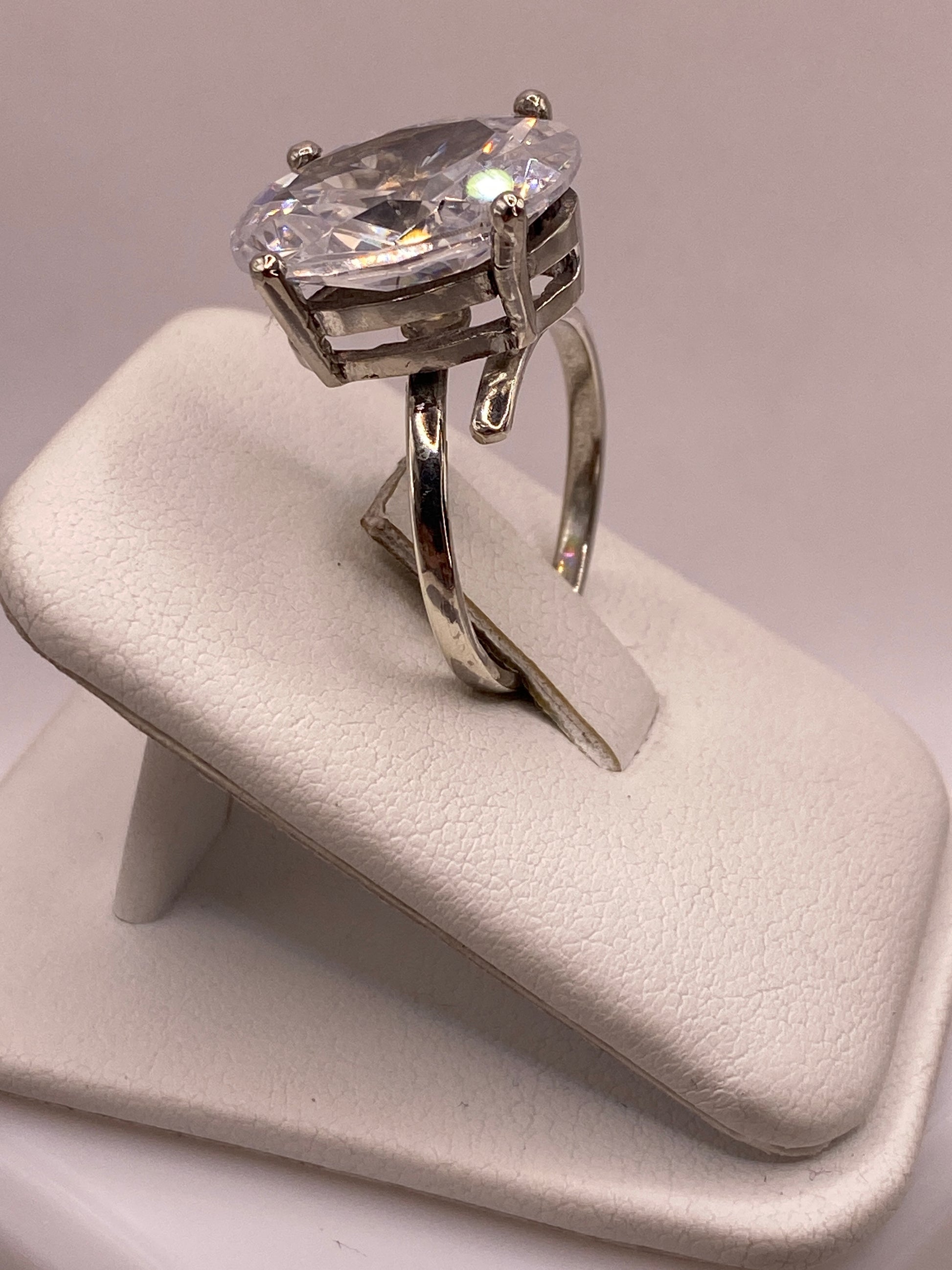 Vista lateral del anillo ajustable de plata .925 en la mano de una mujer