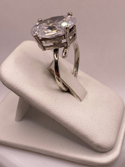 Vista lateral del anillo ajustable de plata .925 en la mano de una mujer