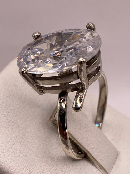 Anillo solitario sobre fondo neutro con detalle del engaste a mano en plata de Taxco