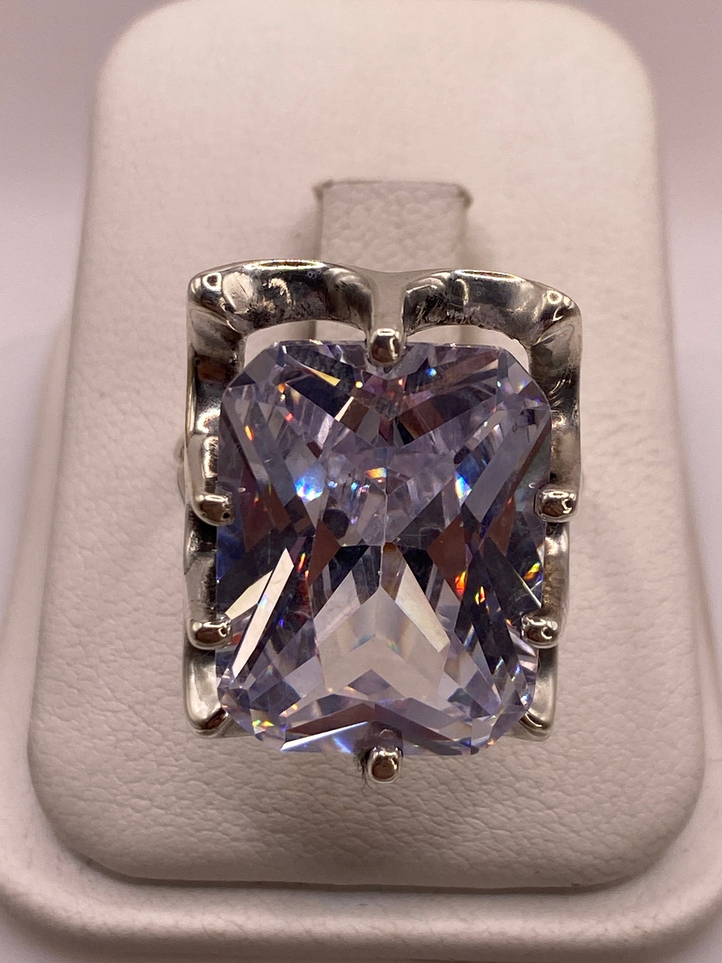 Anillo solitario de plata .925 con circonia cristalina facetada en engaste de prongs, visto de frente