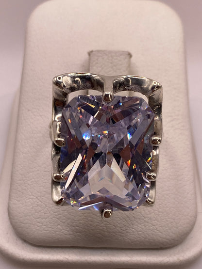 Anillo solitario de plata .925 con circonia cristalina facetada en engaste de prongs, visto de frente