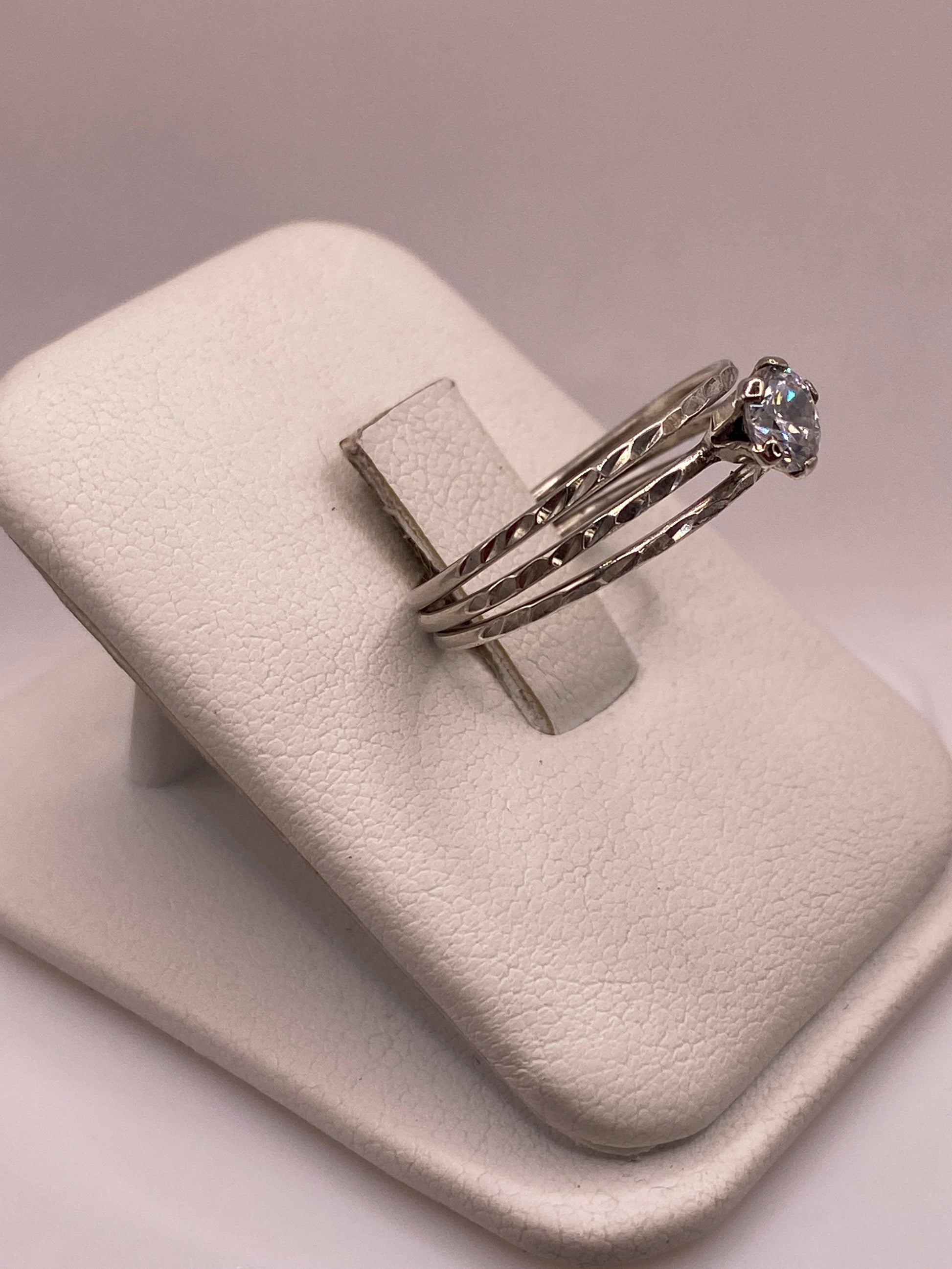 Vista frontal anillo solitario plata .925 con piedra cristalina blanca