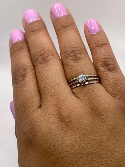 Anillo solitario plata .925 con circonia pesando 2.1 gramos en báscula
