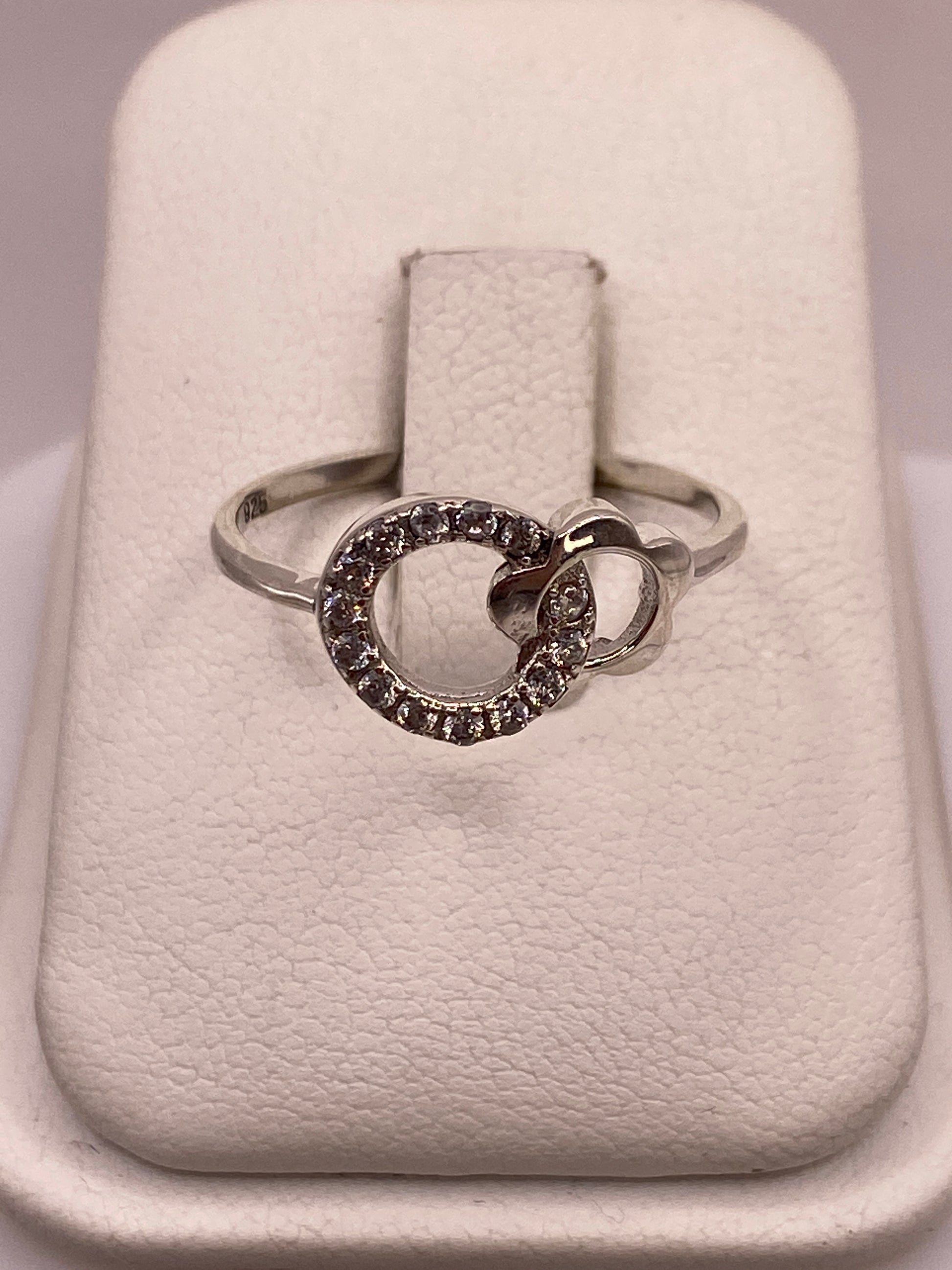 Anillo solitario de plata .925 con circonia blanca engastada en frente minimalista