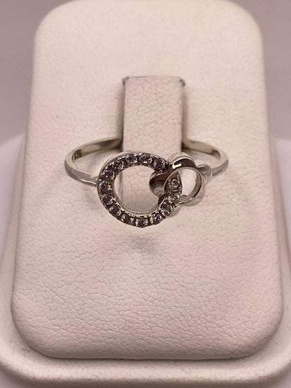 Anillo solitario de plata .925 con circonia blanca engastada en frente minimalista