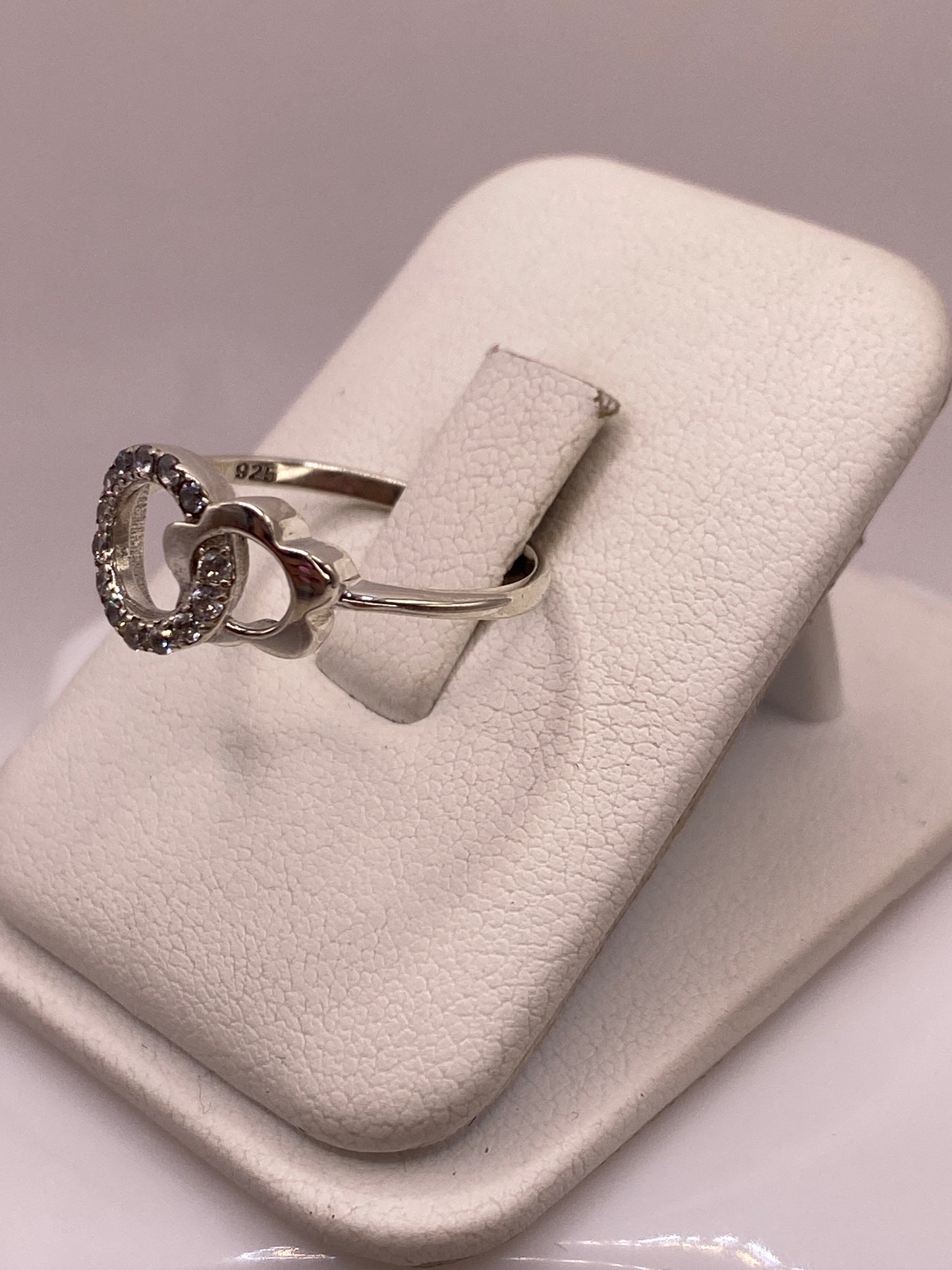Detalle lateral del anillo mostrando el engaste a mano de la circonia blanca