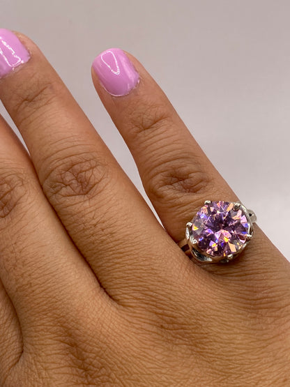 Anillo en dedo mostrando el tamaño real y cómo brilla la piedra rosa en uso