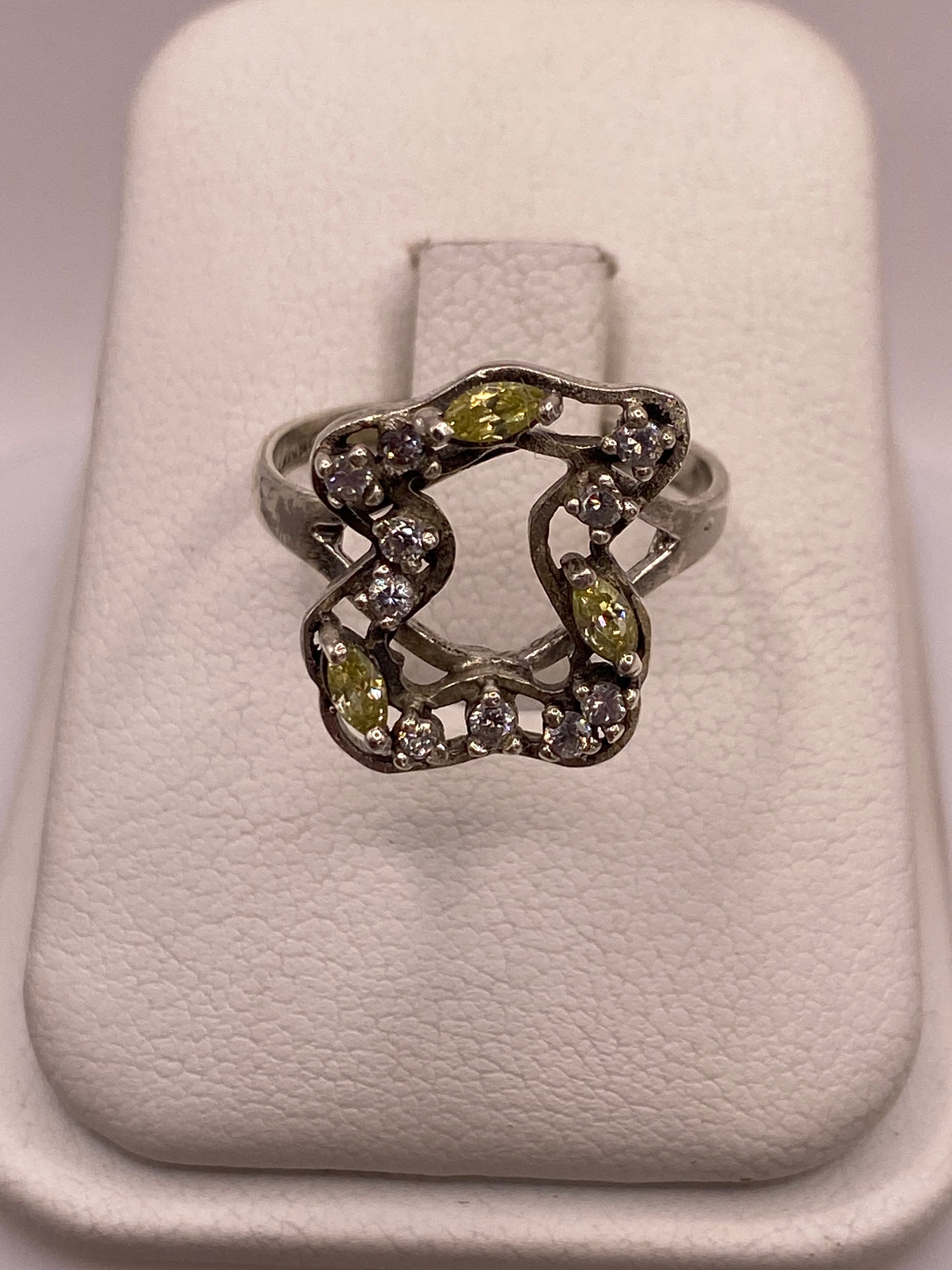 Anillo solitario de plata .925 con circonia amarilla brillante, frente frontal