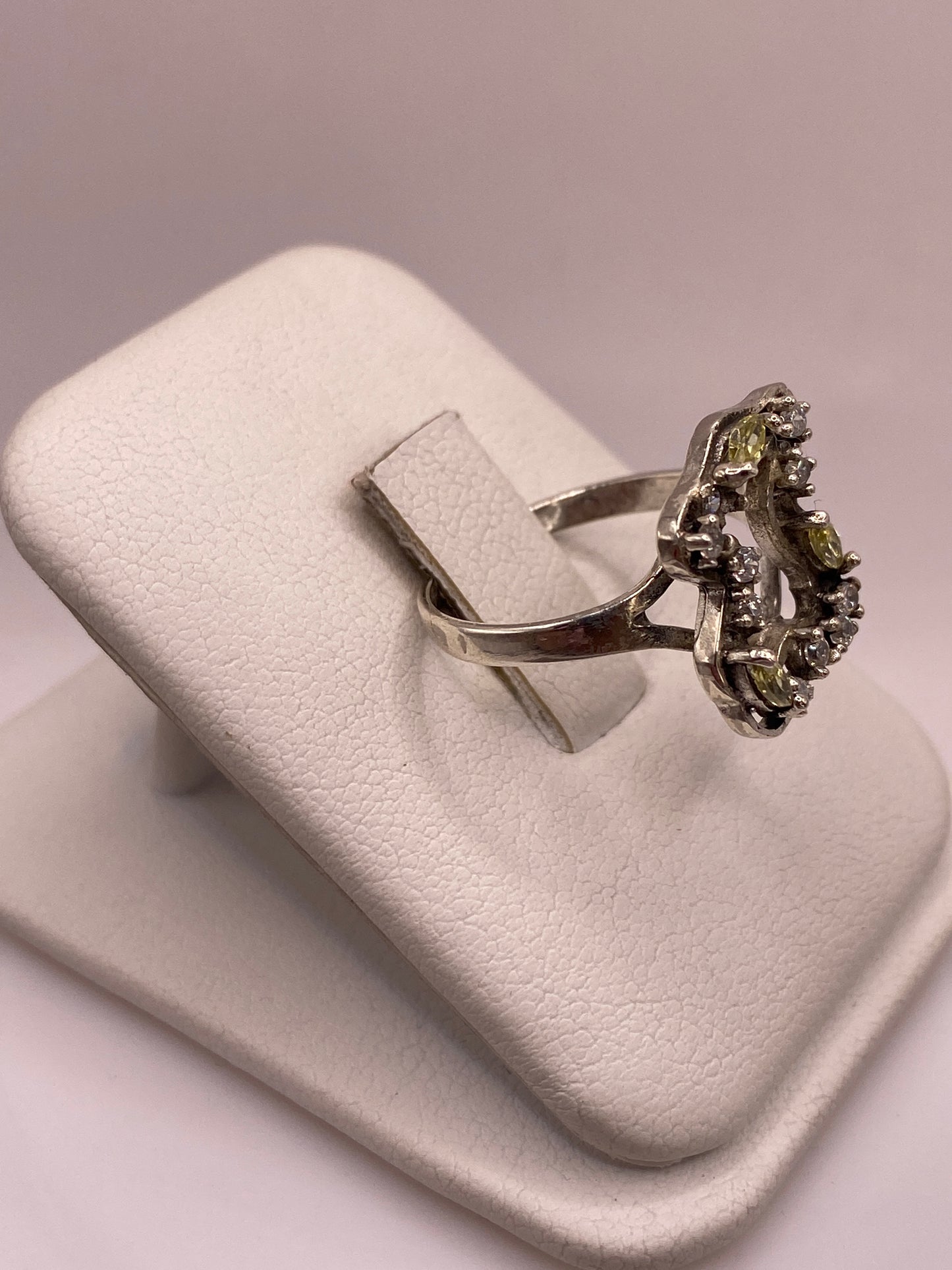 Vista lateral del anillo elegante mostrando el engaste de la circonia amarilla