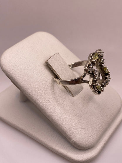 Vista lateral del anillo elegante mostrando el engaste de la circonia amarilla