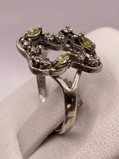 Detalle del sello hallmark .925 en la banda del anillo de Taxco