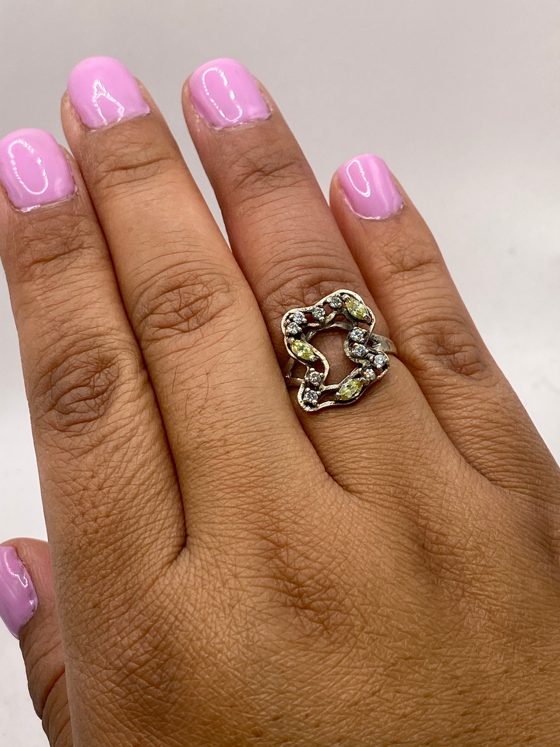 Anillo de circonia amarilla puesto en mano, mostrando brillo y fuego diamantado