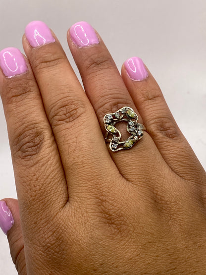 Anillo de circonia amarilla puesto en mano, mostrando brillo y fuego diamantado