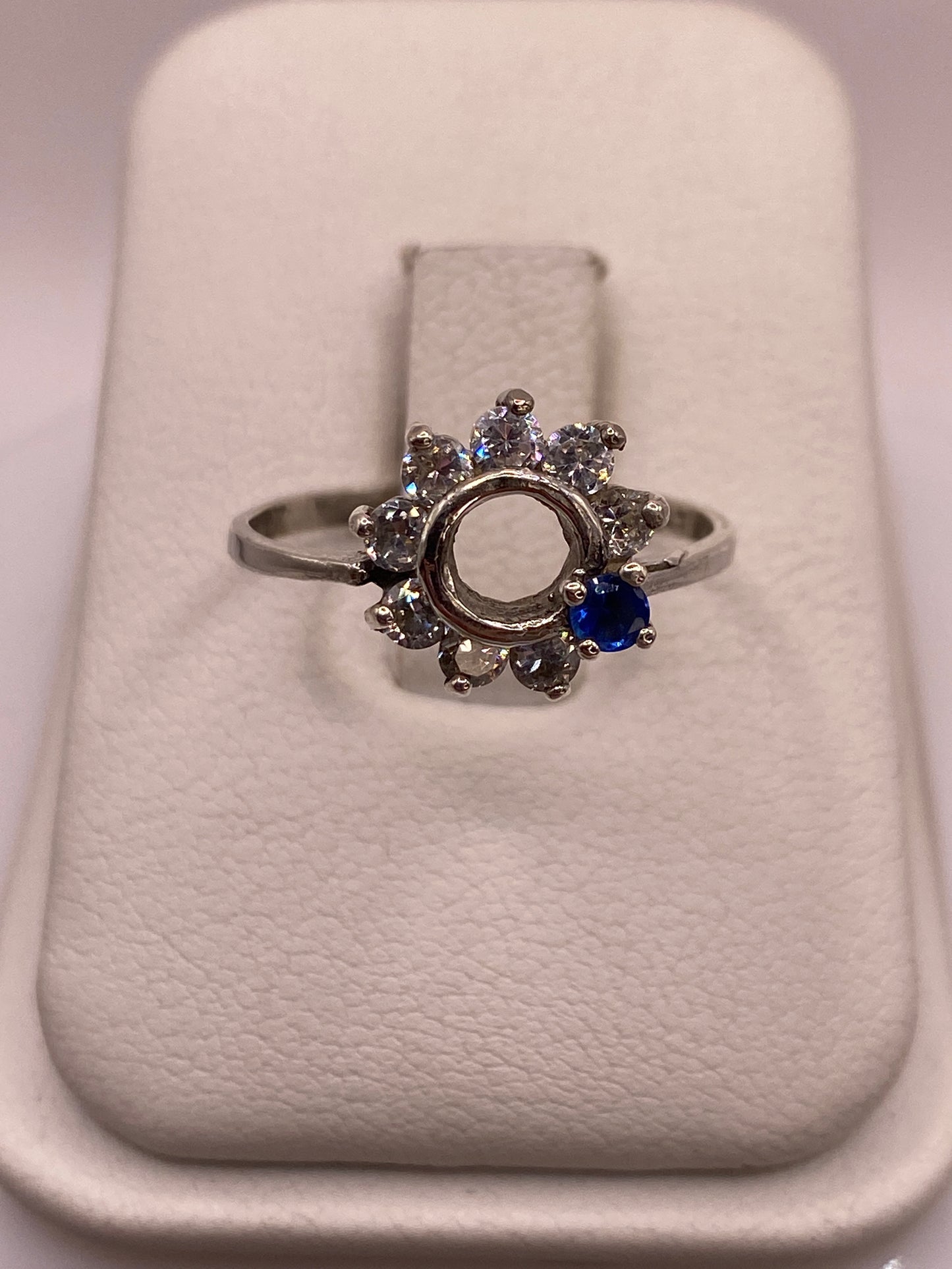 Anillo solitario de plata .925 con circonia cristalina en estuche blanco