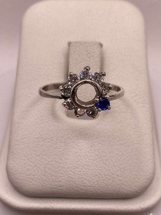 Anillo solitario de plata .925 con circonia cristalina en estuche blanco