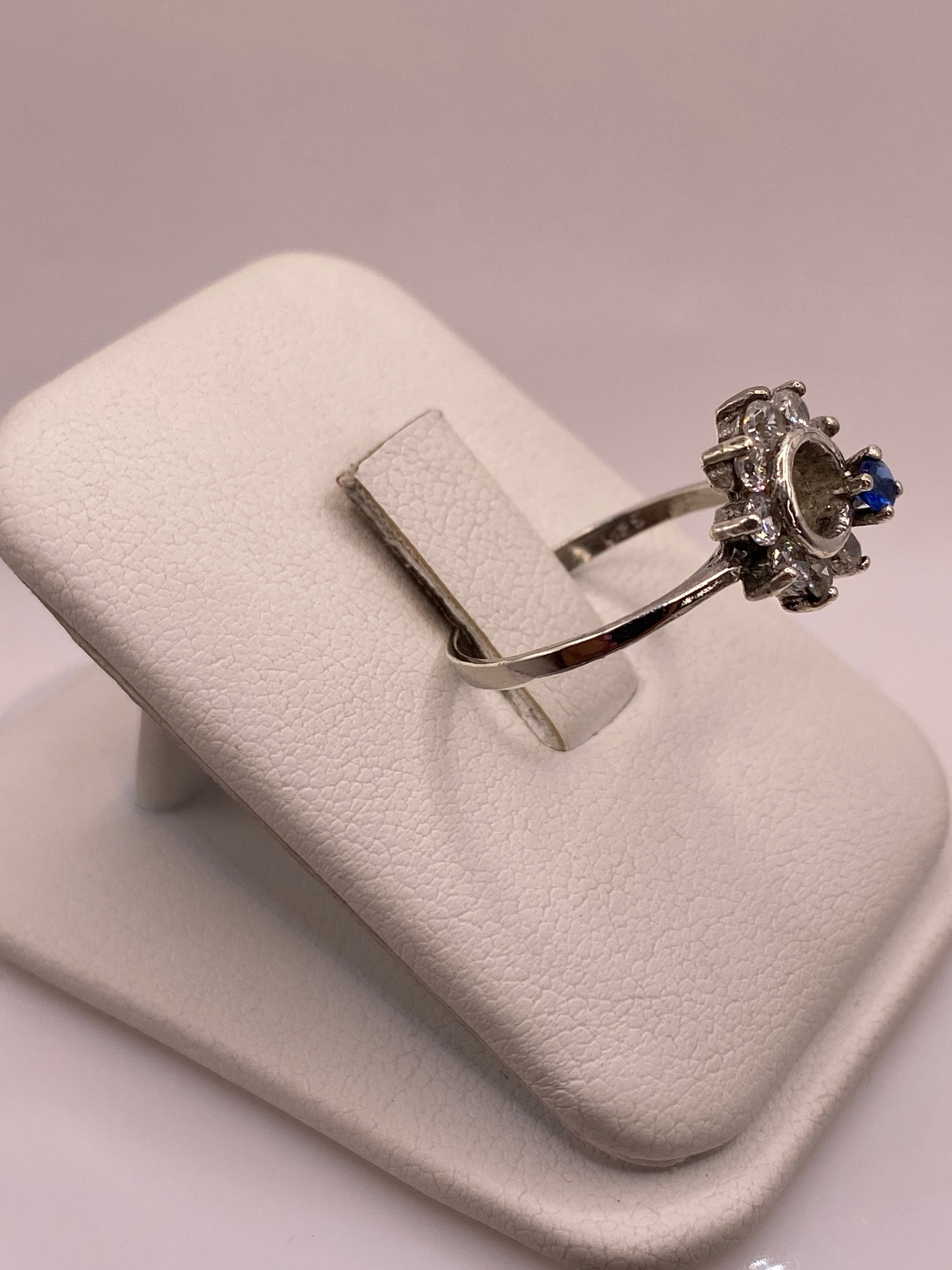 Detalle del engaste de circonia cristalina en anillo de plata visto desde arriba