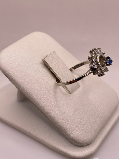 Detalle del engaste de circonia cristalina en anillo de plata visto desde arriba