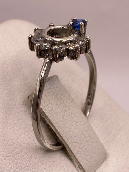 Anillo solitario de plata pulido en vista lateral mostrando sello .925