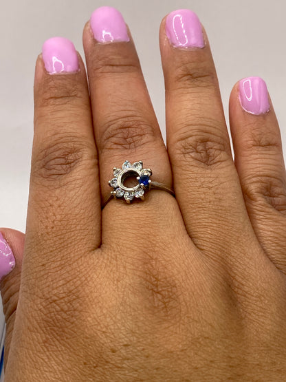 Anillo con circonia cristalina puesto en mano con uñas rosas, brillo diamante visible