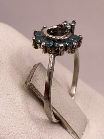 Detalle lateral del anillo mostrando la banda pulida en espejo y el engaste a mano