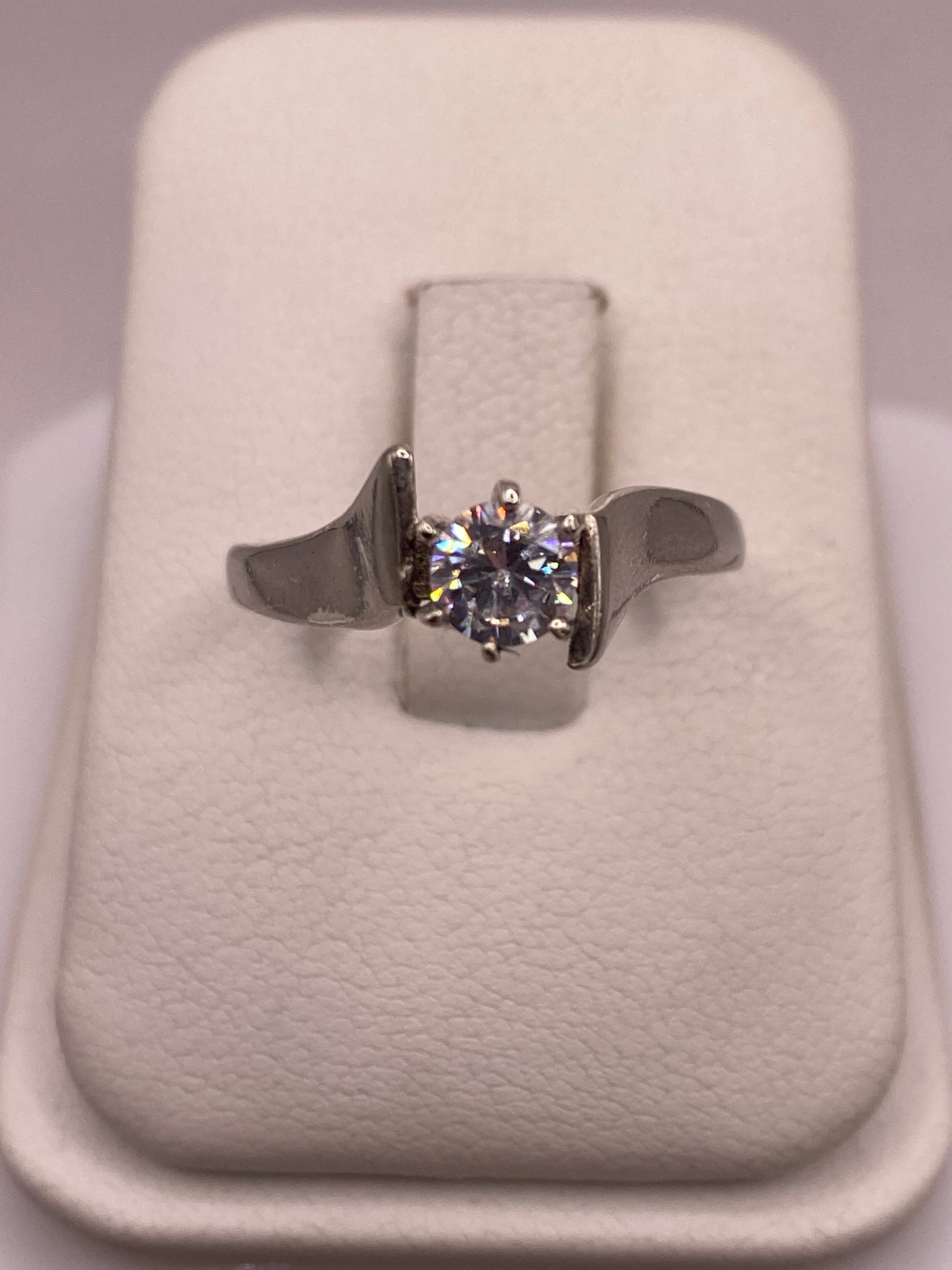 Anillo solitario de plata .925 con circonia blanca brillante en estuche de presentación