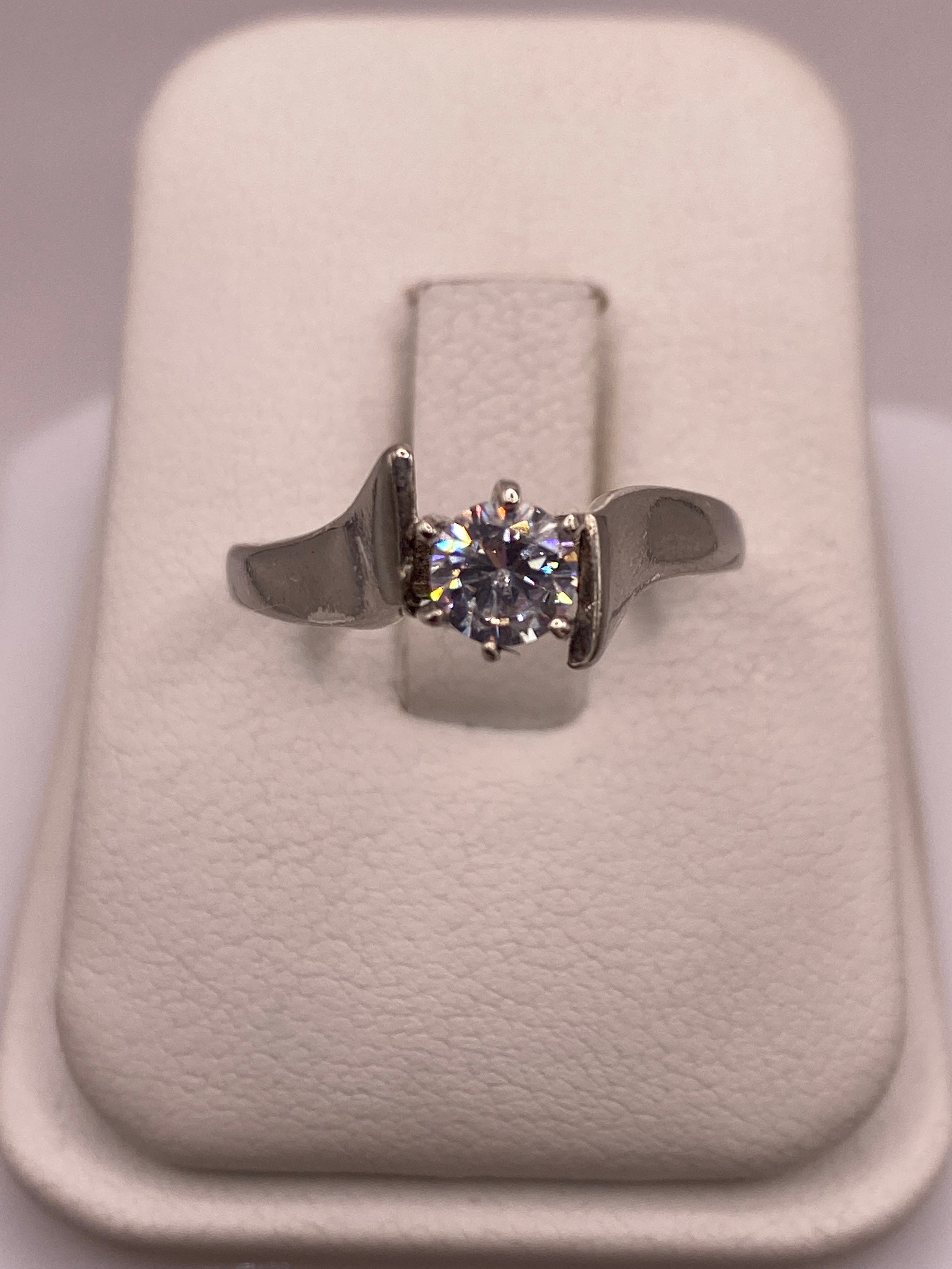 Anillo solitario de plata .925 con circonia blanca brillante en estuche de presentación