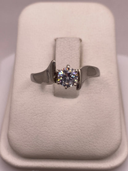 Anillo solitario de plata .925 con circonia blanca brillante en estuche de presentación
