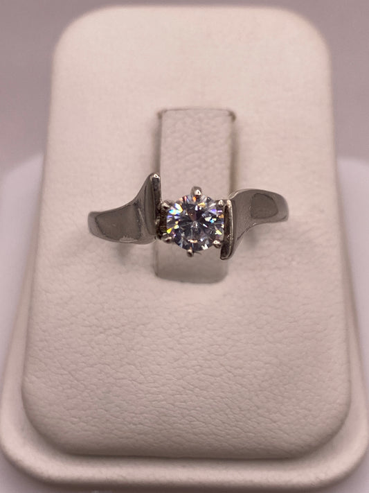 Anillo solitario de plata .925 con circonia blanca brillante en estuche de presentación