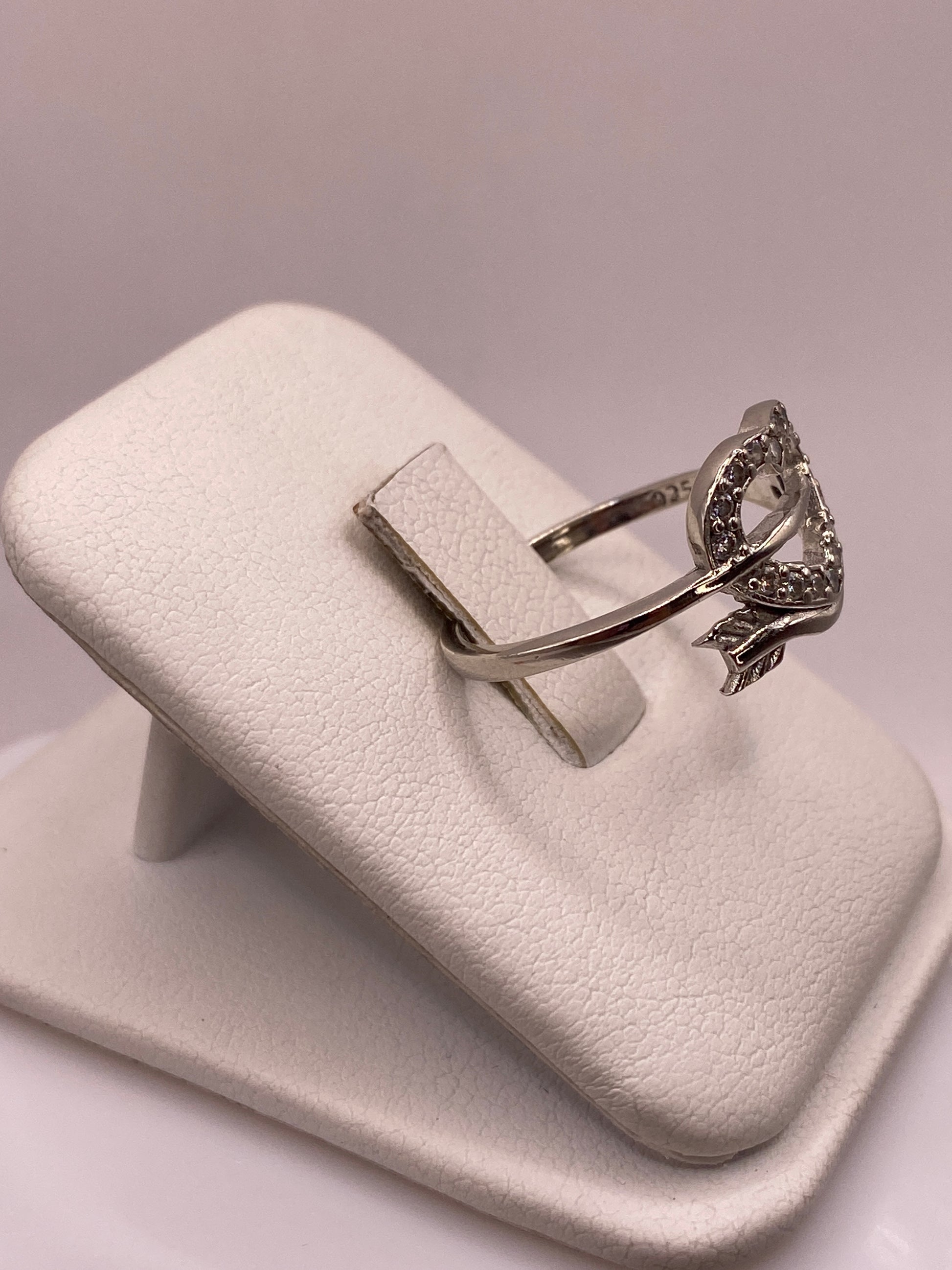 Detalle frontal del anillo solitario de circonia blanca engastada en plata .925