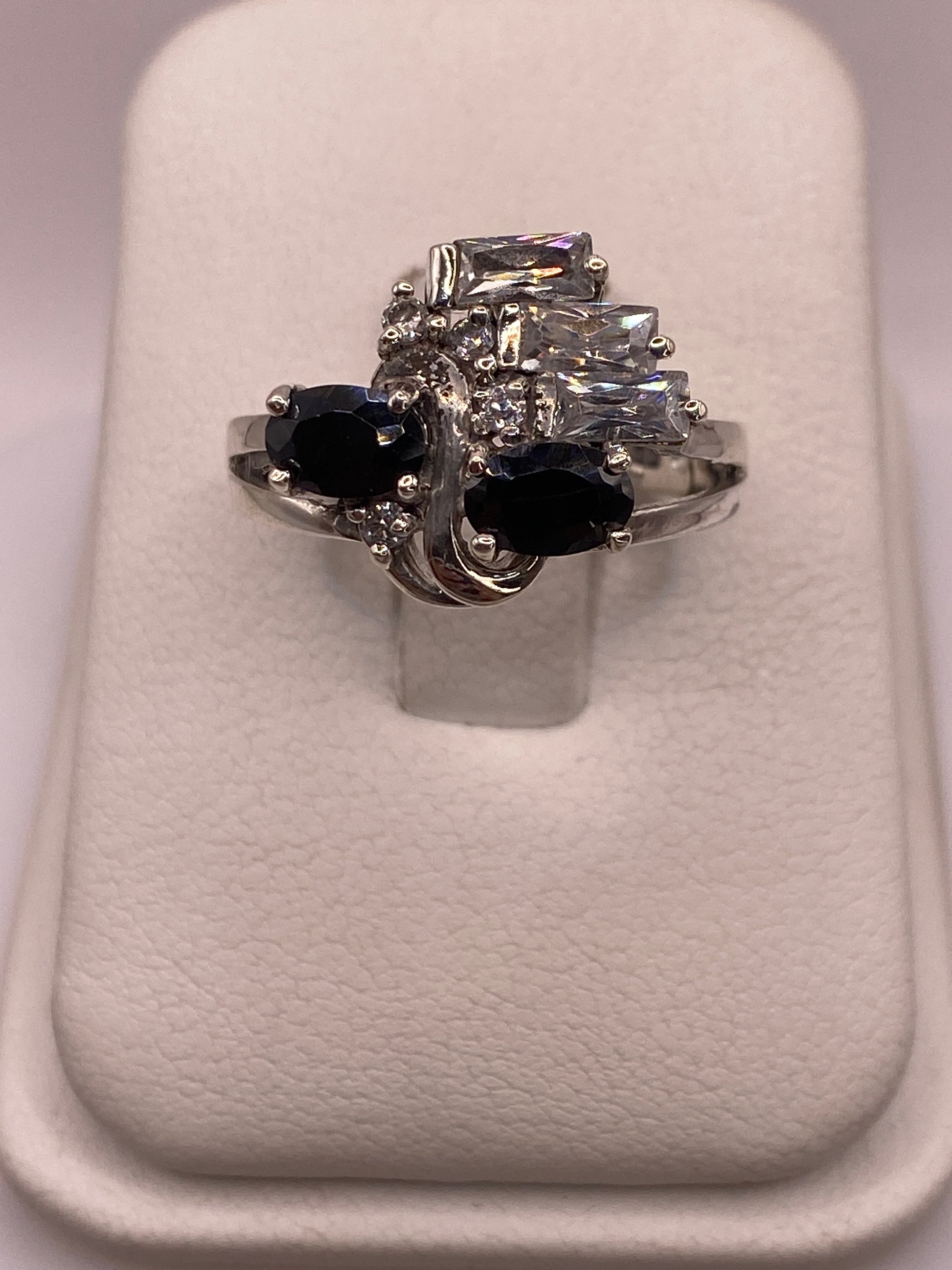 Anillo solitario de plata .925 con circonia cristalina sobre fondo blanco