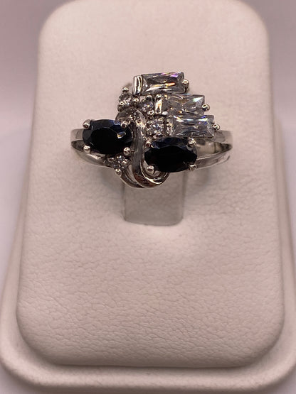 Anillo solitario de plata .925 con circonia cristalina sobre fondo blanco