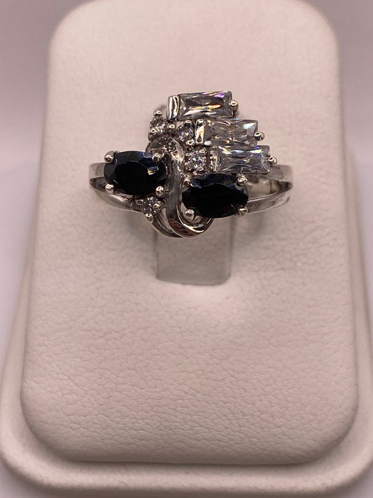 Anillo solitario de plata .925 con circonia cristalina sobre fondo blanco