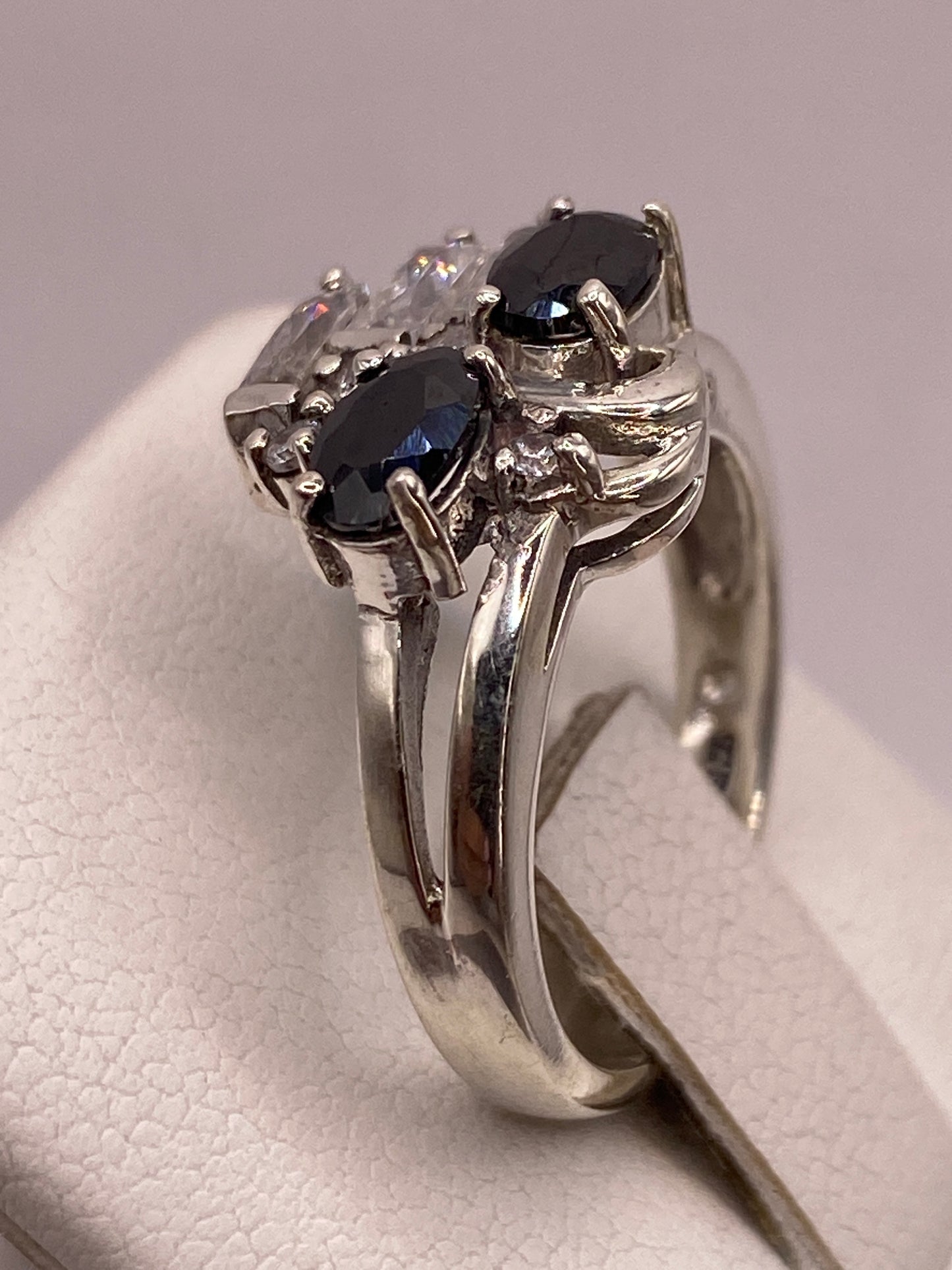 Detalle lateral del anillo de plata con sello .925 MEXICO visible