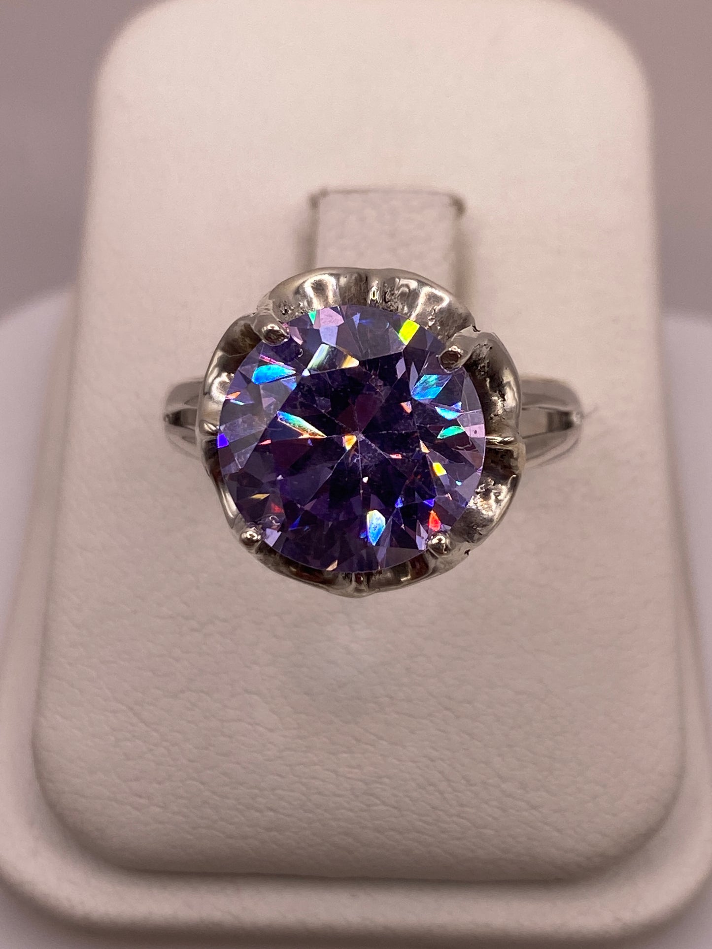Anillo solitario de plata .925 con circonia morada facetada, engaste en forma de corona