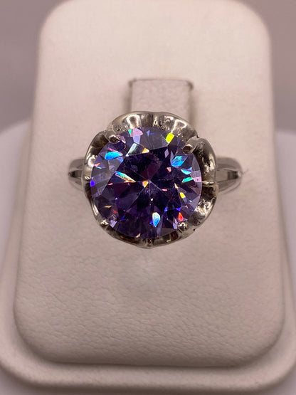 Anillo solitario de plata .925 con circonia morada facetada, engaste en forma de corona
