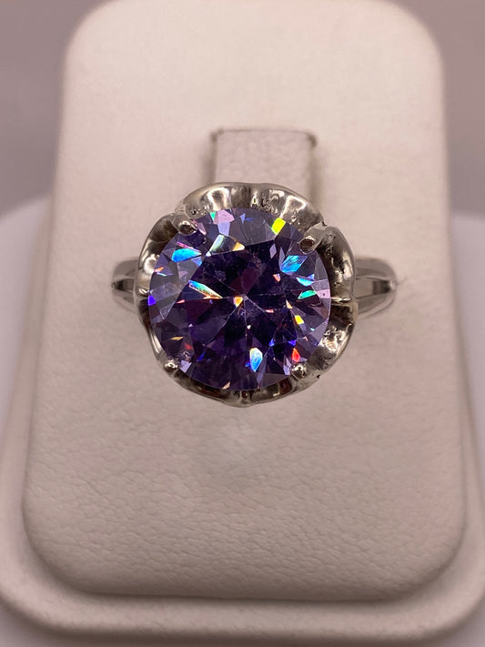 Anillo solitario de plata .925 con circonia morada facetada, engaste en forma de corona