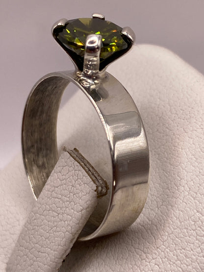Detalle frontal de la circonia verde facetada sobre plata .925